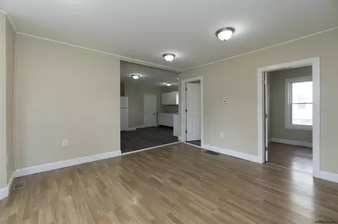 9 Chestnut St, Schenectady, NY 12307 photo 4