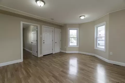 9 Chestnut St, Schenectady, NY 12307 photo 6