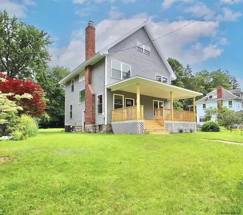 37 Ray St, Schenectady, NY 12309 photo 1
