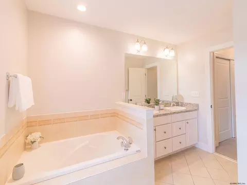 14 Devonshire Way, Halfmoon, NY 12065 photo 37