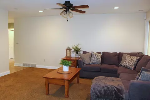 202 Shereen Ct, Schenectady, NY 12304 photo 9