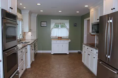 202 Shereen Ct, Schenectady, NY 12304 photo 5