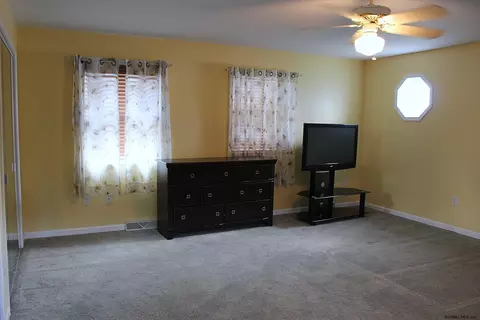 202 Shereen Ct, Schenectady, NY 12304 photo 14