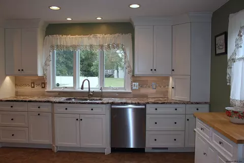 202 Shereen Ct, Schenectady, NY 12304 photo 2