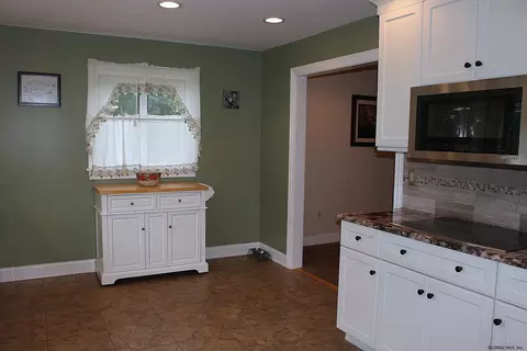 202 Shereen Ct, Schenectady, NY 12304 photo 6