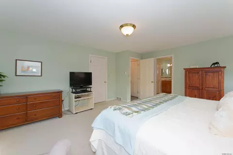 35 Windsor Ct, Delmar, NY 12054 photo 28