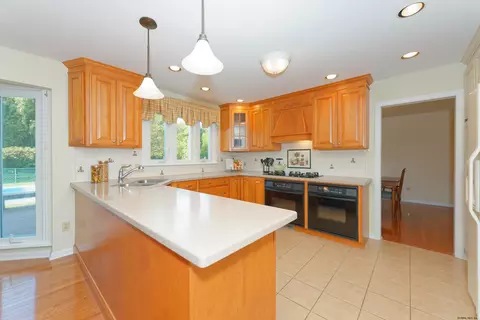 35 Windsor Ct, Delmar, NY 12054 photo 17