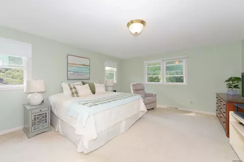 35 Windsor Ct, Delmar, NY 12054 photo 27