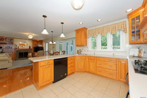 35 Windsor Ct, Delmar, NY 12054 photo 16
