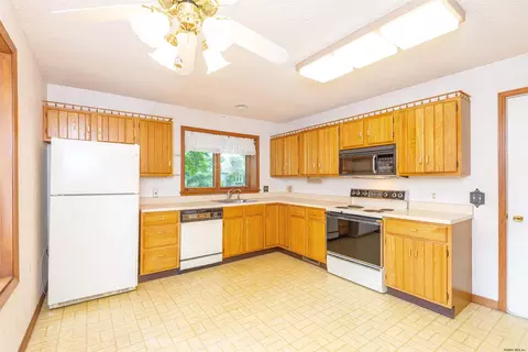 70 Commonwealth Dr, Glenmont, NY 12077 photo 5
