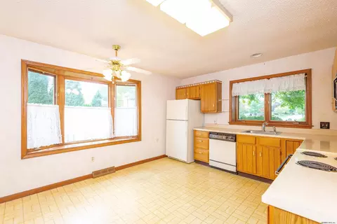 70 Commonwealth Dr, Glenmont, NY 12077 photo 6