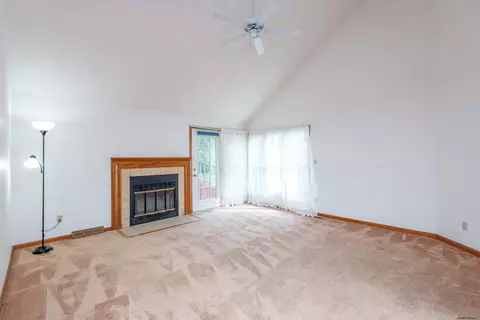 70 Commonwealth Dr, Glenmont, NY 12077 photo 3