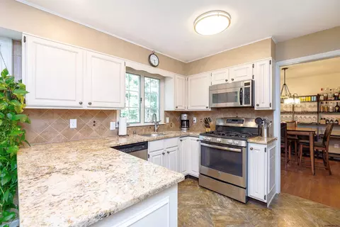 24 Longwood Dr, Delmar, NY 12054 photo 4