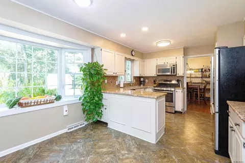 24 Longwood Dr, Delmar, NY 12054 photo 7