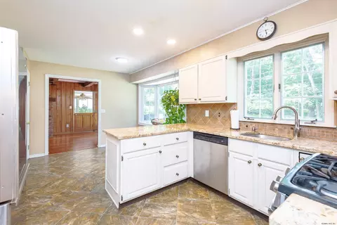24 Longwood Dr, Delmar, NY 12054 photo 5