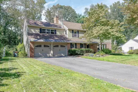 24 Longwood Dr, Delmar, NY 12054 photo 2