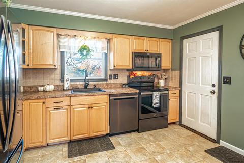 16 Jones Dr, Schenectady, NY 12309 photo 9