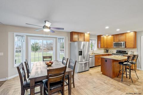 13 Back Spin Dr, Halfmoon, NY 12118 photo 4