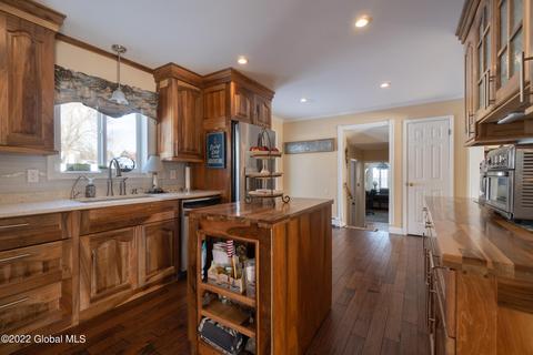 2 Chango Dr, Ballston Lake, NY 12019 photo 4