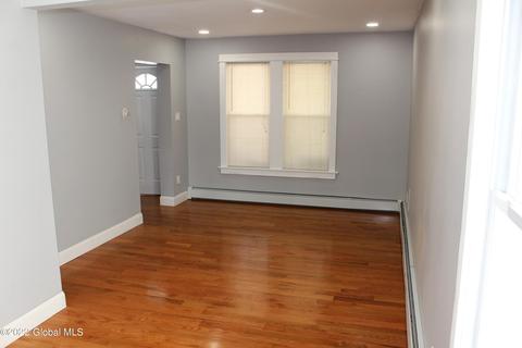 36 Chiswell St, Schenectady, NY 12304 photo 7