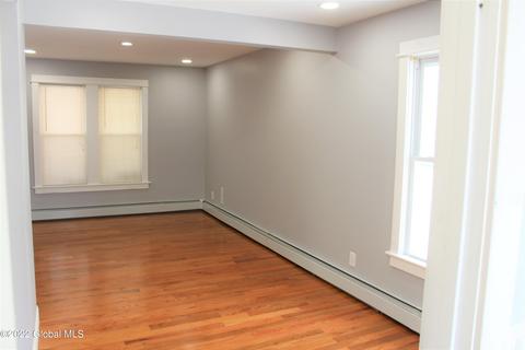 36 Chiswell St, Schenectady, NY 12304 photo 8