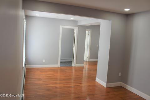 36 Chiswell St, Schenectady, NY 12304 photo 6