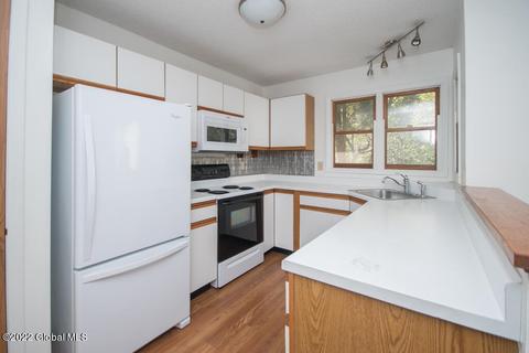 7 Generals Way, Halfmoon, NY 12065 photo 4