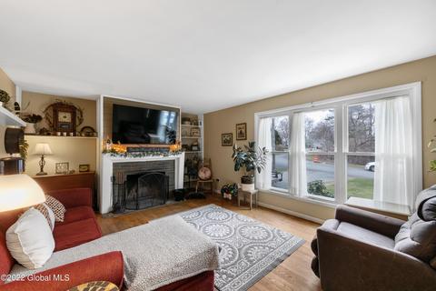 839 Warner Rd, Schenectady, NY 12309 photo 3