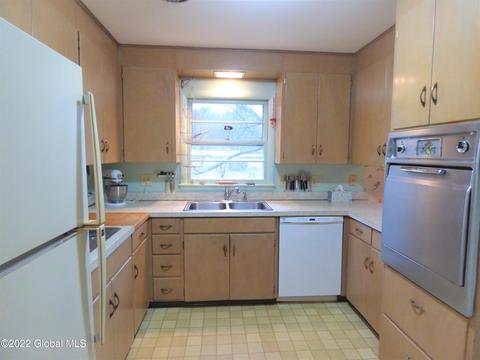 246 Juniper Dr, Schenectady, NY 12306 photo 9