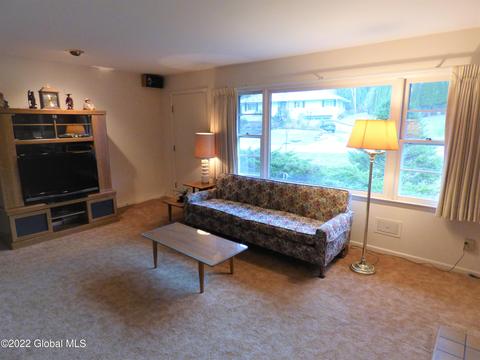 246 Juniper Dr, Schenectady, NY 12306 photo 3