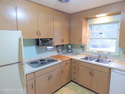 246 Juniper Dr, Schenectady, NY 12306 photo 7