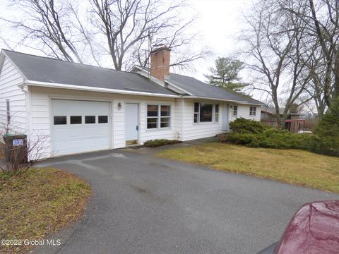 246 Juniper Dr, Schenectady, NY 12306 photo 2
