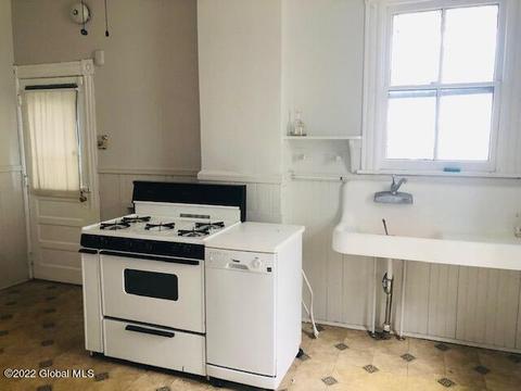 819 State St, Schenectady, NY 12307 photo 3