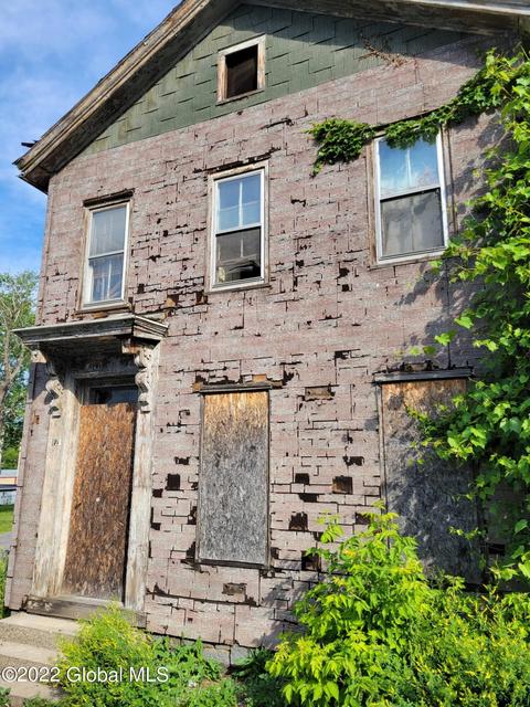 12 Garden St, Amsterdam, NY 12010