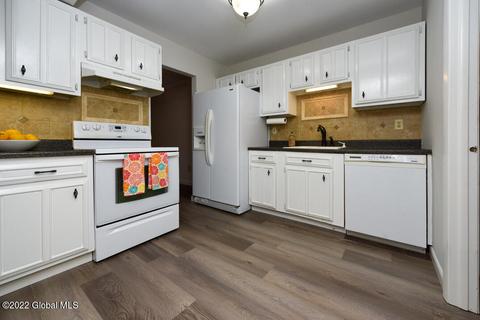 30 E Haystack Rd, Clifton Park, NY 12065 photo 4