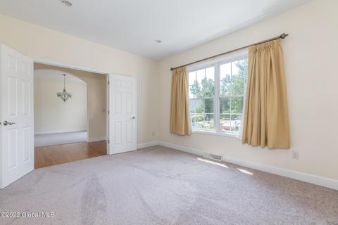 52 Sheldon Dr, Halfmoon, NY 12118 photo 4