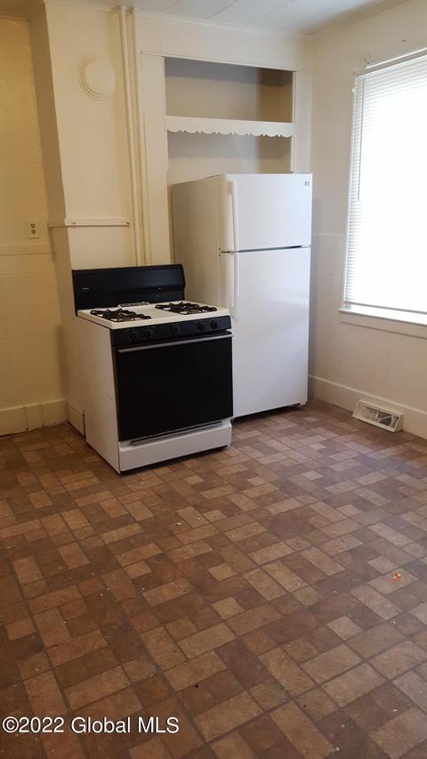 528 Lang St, Schenectady, NY 12308 photo 3