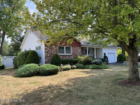 9 Bertone Dr, Schenectady, NY 12306 photo 2