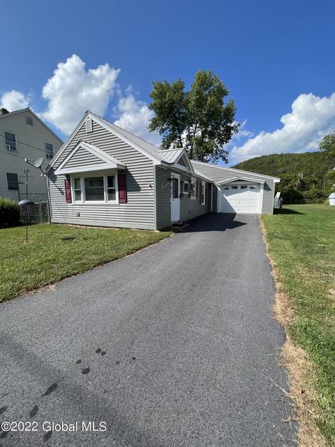 27 Champlain Ave, Whitehall, NY 12887 photo 2
