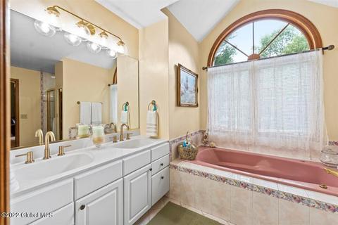 72 Deer Run Holw, Halfmoon, NY 12065 photo 35
