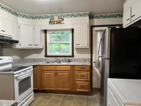 34 Lakeside Dr, Castleton On Hudson, NY 12033 photo 2