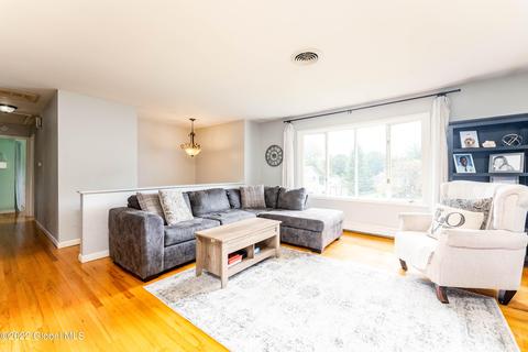 11 St Thomas Ln, Schenectady, NY 12304 photo 3
