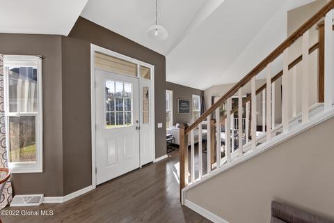 86 Killarney Dr, Schenectady, NY 12309 photo 2