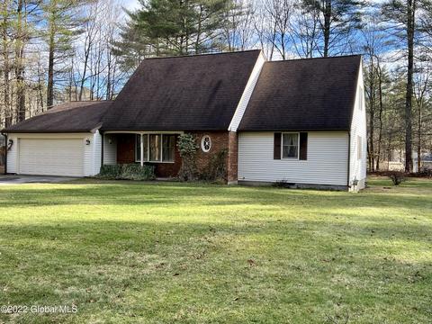 960 W Mountain Rd, Queensbury, NY 12804