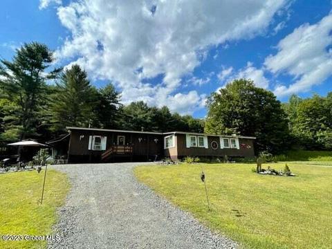 257 Algonquin Dr, Wells, NY 12190