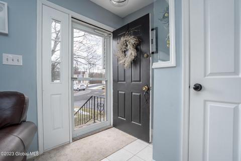 9 Brinker Cir, Glenmont, NY 12077 photo 4