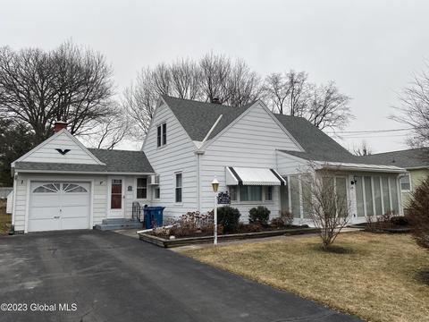 51 Woodlawn Dr, Ravena, NY 12143