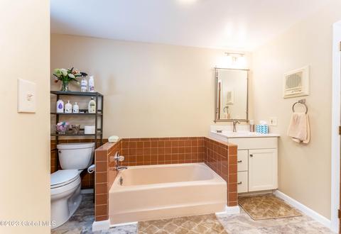 910 Mohegan Rd, Schenectady, NY 12309 photo 19