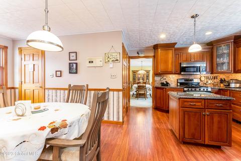 910 Mohegan Rd, Schenectady, NY 12309 photo 9