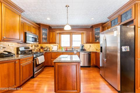 910 Mohegan Rd, Schenectady, NY 12309 photo 4